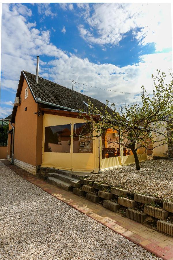 Gardi Apartman Szekszard Luaran gambar